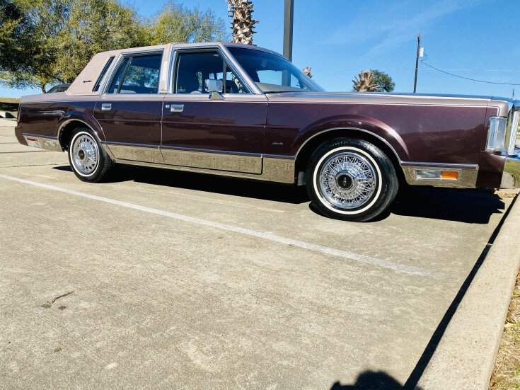 Photo for 1986 Lincoln Town Car